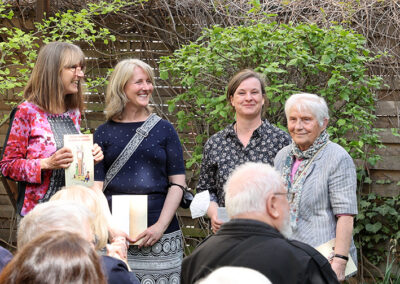 Die Künstlerinnen Petra Probst, Gudrun Hommers, Kristina Andres, Gertrud Zucker (v. l. n. r.) bei der Ausstellungseröffnung “Von Anna Humpelhexe bis Zacharias Zappelbein” im LesArt-Garten
