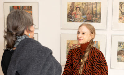 Die Künstlerin Sonja Danowski im Gespräch mit einer Ausstellungsbesucherin