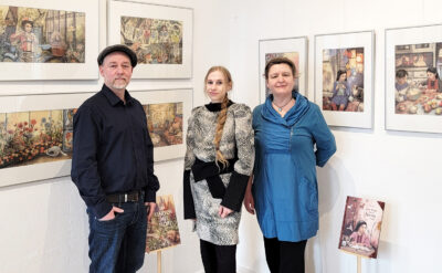 Die Kuratoren der Ausstellung mit der Künstlerin, von links nach rechts: Frank Kurt Schulz, Sonja Danwoski und Kathrin Buchmann