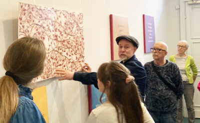 Blich in eines der Buchobjekte im Foyer