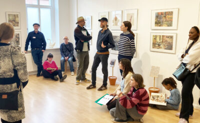 Besucher in der Ausstellung